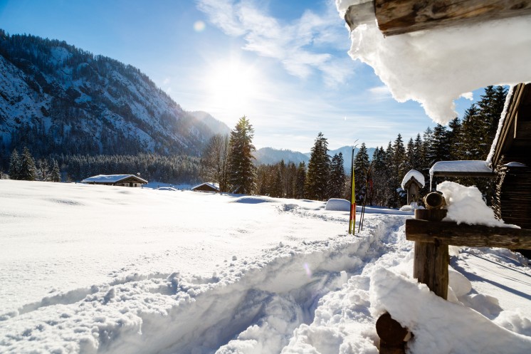 Blick vom Wanderhotel aus auf eine schöne Schneelandschaft mit Bergen im Hintergrund