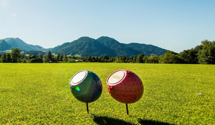 Ein grüner und ein roter Golfball auf dem Rasen im Golfhotel in Ruhpolding