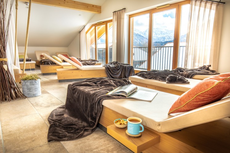 Der Spabereich des Chiemgauer Alpenhotels mit bequemen Ruheliegen