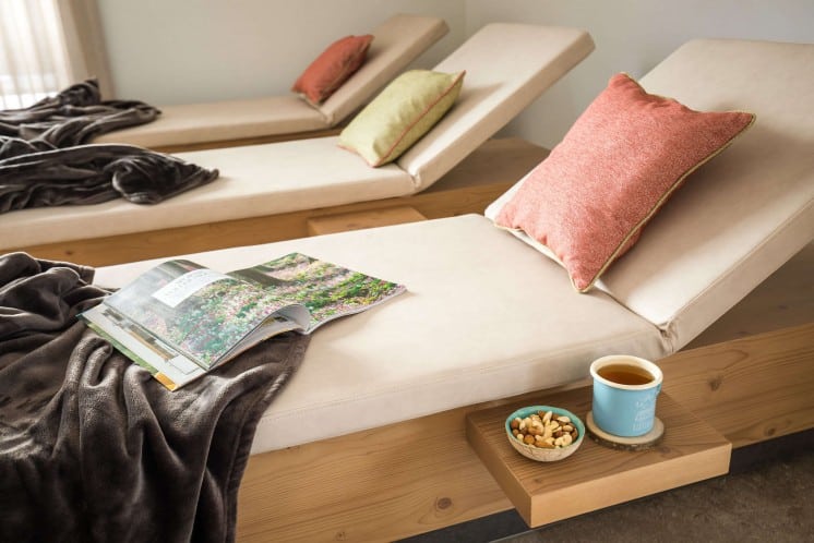 Drei Ruheliegen mit kuscheligen Decken im Wellnesshotel in Ruhpolding