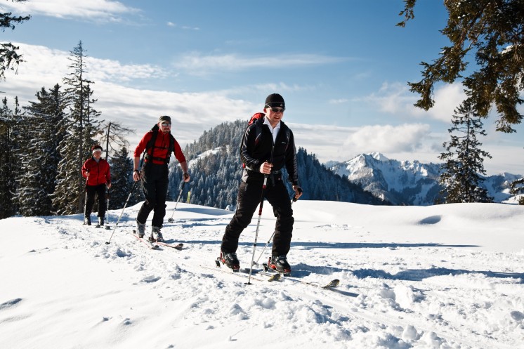 Drei Gäste machen während ihres Winterurlaubs in Bayern eine Skitour
