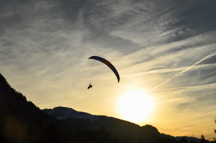 Eine Paraglider macht Sommerurlaub in Ruhpolding und fliegt durch die Lüfte