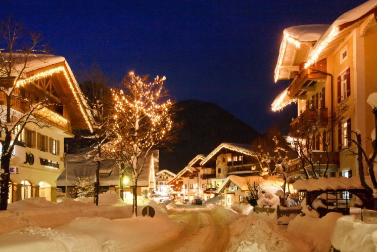 Beim Kurzurlaubs im Chiemgau sind alle Häuser in Ruhpolding weihnachtlich dekoriert