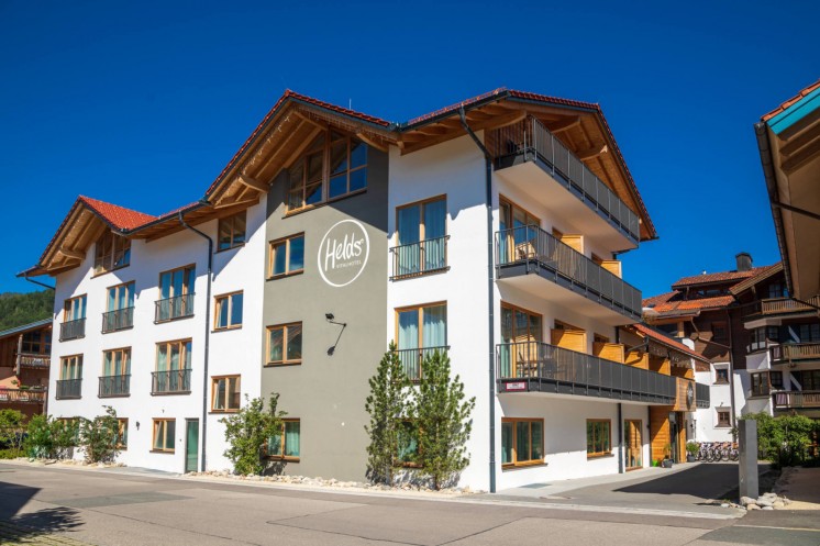 Die Außenfassade des Berghotels in den Bayerischen Alpen bei Sonnenschein