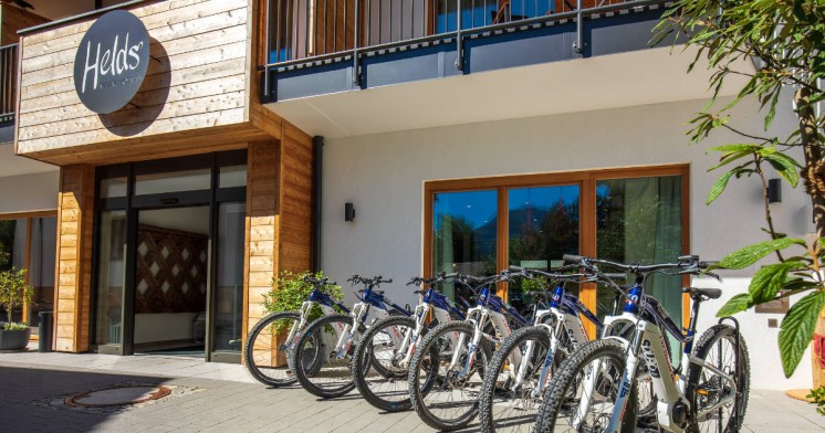 Eine Reihe Fahrräder steht vor der Außen Fassade des Hotels