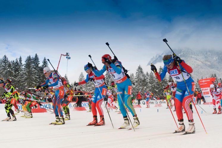 Mehrere Sportler beim Langlauf während ihres Biathlon Urlaubs in Ruhpolding