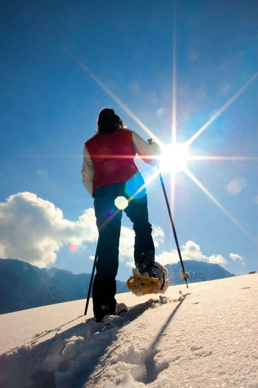 Schneeschuhwanderer auf einem Berg bei Sonnenschein