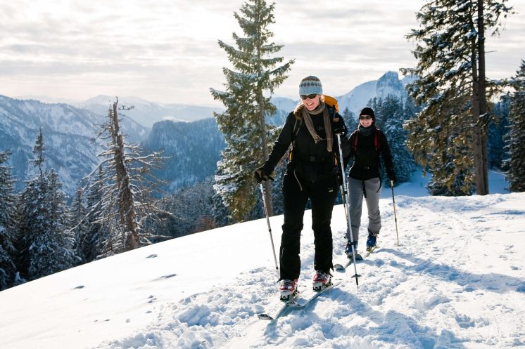 Zwei Frauen bei einer Skitour, die Aktivurlaub in den Bergen machen